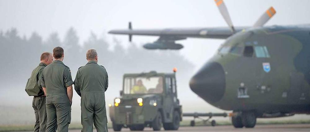 Die ersten Ausbilder der Bundeswehr sind in Richtung Irak aufgebrochen - aber noch nicht dort angekommen.