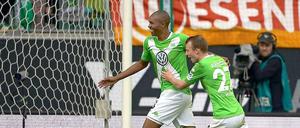 Naldo jubelt mit dem aktuellen Teamkollegen Maximilian Arnold, während der frühere Teamkollege Marwin Hitz, der mittlerweile das Tor des FC Augsburg hütet, geschlagen am Boden liegt.