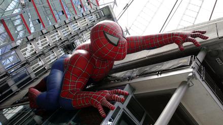 Okay, das ist nicht Potsdam, aber immerhin der Potsdamer Platz. Aber Spiderman klettert nicht nur hier bei Filmpremieren munter rum.