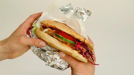 Mahlzeit. Ein Mitarbeiter der Bahn wurde mit einem Döner angegriffen. 