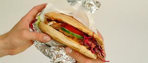 Mahlzeit. Ein Mitarbeiter der Bahn wurde mit einem Döner angegriffen. 