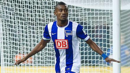 Lässt Hertha Flügel wachsen, hebt aber selbst nicht ab. Salomon Kalou bejubelt zurückhaltend sein Tor zum 2:1 gegen den VfB Stuttgart. 