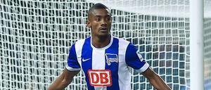 Lässt Hertha Flügel wachsen, hebt aber selbst nicht ab. Salomon Kalou bejubelt zurückhaltend sein Tor zum 2:1 gegen den VfB Stuttgart. 