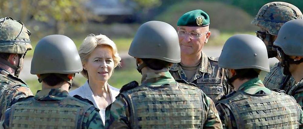 Ministerin Leyen mit Soldaten. 