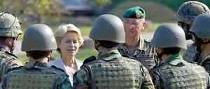 Ministerin Leyen mit Soldaten. 