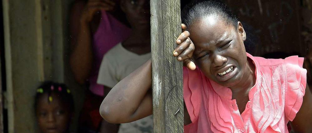 Eine Frau in Monrovia weint um Angehörige, die an Ebola gestorben sind. Allein in Liberia sind mehr als 2000 Menschen an der Viruskrankheit gestorben. Ein Ende der Krise ist nicht in Sicht.