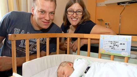 Angela Seitz, Christopher Chiari und der kleine Luca haben den Geburtsmarathon gut überstanden.