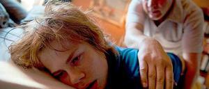 Frank (Leon Seidel) wird immer wieder von Simon Pistorius (Ulrich Tukur) missbraucht - eine Szene des ARD-Films "Die Auserwählten".