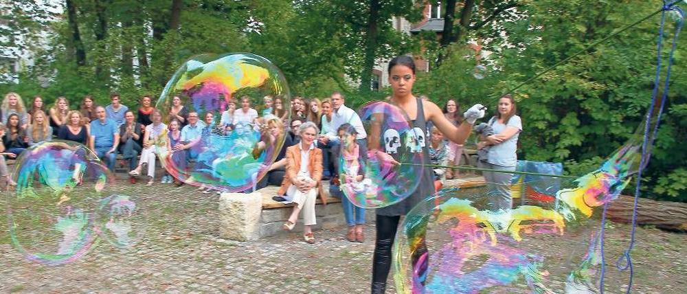 Schule im Freien. Zur Eröffnung des Grünen Klassenzimmers auf dem Hof des Rathenau-Gymnasiums gab es Seifenblasen und Kämpfe auf dem Schwebebalken.