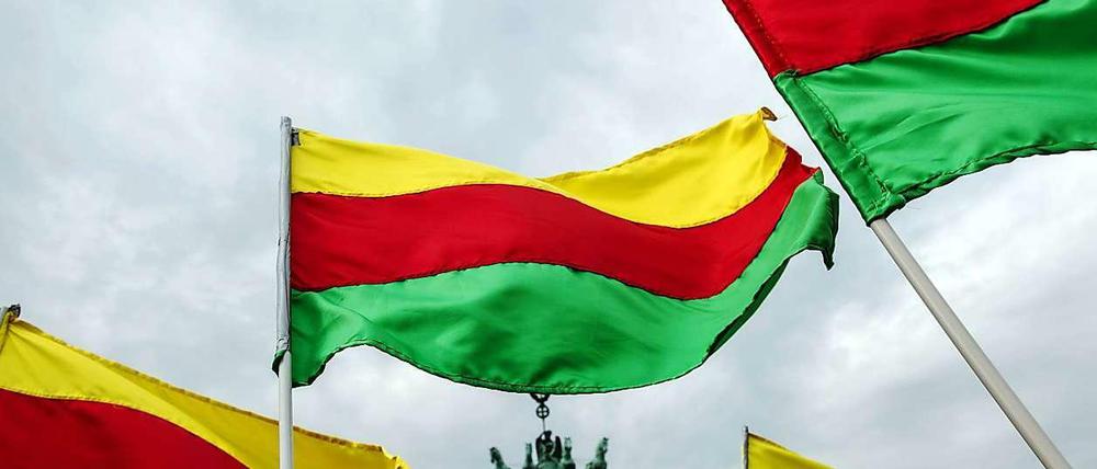Kurden demonstrieren in Berlin für eine Beendigung der Unterstützung der Terrorgruppe IS durch die türkische Regierung.