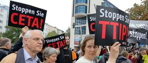 Protest vor der SPD-Parteizentrale. Vor dem SPD-Parteikonvent demonstrierten Kritiker der Freihandelsabkommen mit den USA (TTIP) und Kanada (Ceta), um die Delegierten von einer Zustimmung zu den Verhandlungen abzuhalten. 