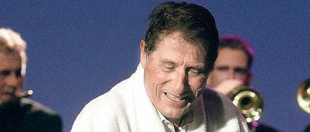 Nur echt im weißen Bademantel. Wenn seine weiblichen Fans nach Zugaben schreien, weiß Udo Jürgens, was er zu tragen hat. Foto: Volker Dornberger/dpa