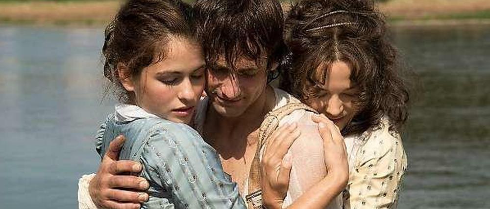 Menage à trois: Dominik Grafs Schiller-Drama "Die geliebten Schwestern" geht aus Deutschland ins Rennen um die Oscar-Nominierungen. Szene mit Henriette Confurius als Charlotte Lengefeld, Florian Stetter als Friedrich Schiller and Hannah Herzsprung als Caroline von Beulwitz.