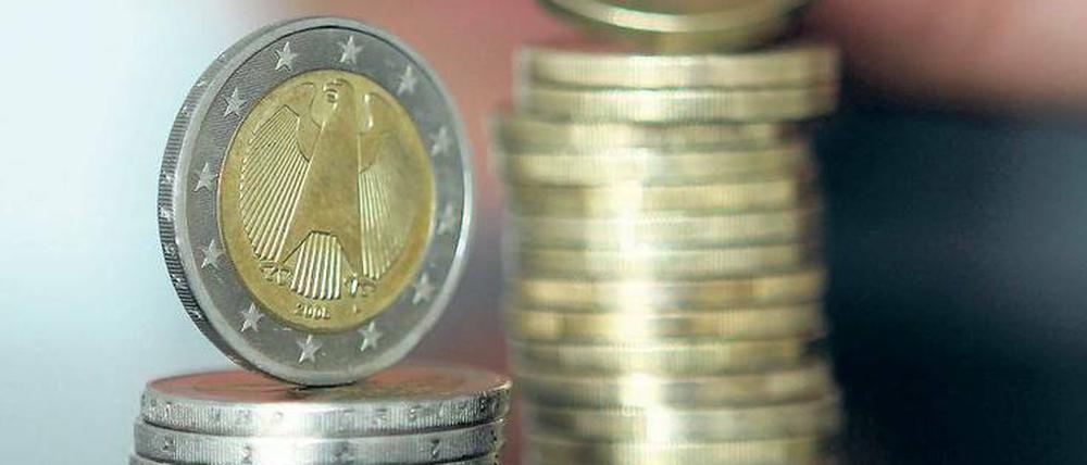 Jeden Euro zwei Mal umdrehen. Man kann sich vom Arbeitgeber unterstützen lassen, Förderprogramme oder Bildungskredite in Anspruch nehmen, um eine Fortbildung zu finanzieren. Oder man verlässt sich die Eltern und auf sein Erspartes. Foto: dpa