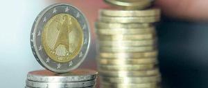 Jeden Euro zwei Mal umdrehen. Man kann sich vom Arbeitgeber unterstützen lassen, Förderprogramme oder Bildungskredite in Anspruch nehmen, um eine Fortbildung zu finanzieren. Oder man verlässt sich die Eltern und auf sein Erspartes. Foto: dpa