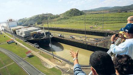 Schau dir das an! Zentimetergenau müssen die großen Pötte durch die Schleusen des Panamakanals bugsiert werden. 15 000 Schiffe passieren jährlich den Wasserweg. 