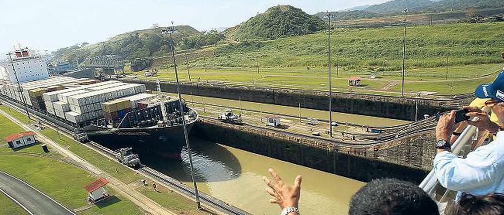 Schau dir das an! Zentimetergenau müssen die großen Pötte durch die Schleusen des Panamakanals bugsiert werden. 15 000 Schiffe passieren jährlich den Wasserweg.