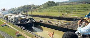 Schau dir das an! Zentimetergenau müssen die großen Pötte durch die Schleusen des Panamakanals bugsiert werden. 15 000 Schiffe passieren jährlich den Wasserweg. 