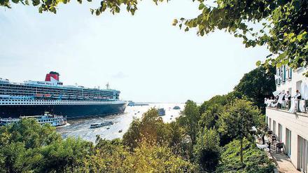 Winke, winke! Ob Ankunft oder Abschied – Gäste und Personal des Hotels Jacob an der Elbe feiern die „Queen Mary 2“ immer. 