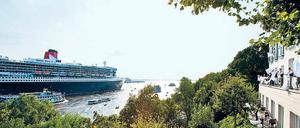 Winke, winke! Ob Ankunft oder Abschied – Gäste und Personal des Hotels Jacob an der Elbe feiern die „Queen Mary 2“ immer. 