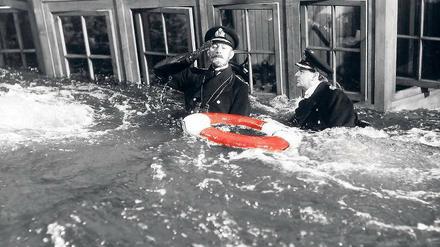 Wenn die Wellen hochschlagen, sind Rettungsringe eine ausgesprochene Notlösung. In kalten Gewässern können sich Schiffbrüchige nicht lange an ihnen festhalten. Rettungswesten sind in diesem Falle besser. Sir Alec Guinness konnte als Kapitän in dieser Filmkomödie aus den 40er Jahren gut auf Ring und Weste verzichten. Aber nicht auf Zuspruch. 