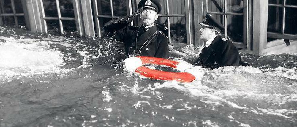 Wenn die Wellen hochschlagen, sind Rettungsringe eine ausgesprochene Notlösung. In kalten Gewässern können sich Schiffbrüchige nicht lange an ihnen festhalten. Rettungswesten sind in diesem Falle besser. Sir Alec Guinness konnte als Kapitän in dieser Filmkomödie aus den 40er Jahren gut auf Ring und Weste verzichten. Aber nicht auf Zuspruch.