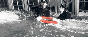 Wenn die Wellen hochschlagen, sind Rettungsringe eine ausgesprochene Notlösung. In kalten Gewässern können sich Schiffbrüchige nicht lange an ihnen festhalten. Rettungswesten sind in diesem Falle besser. Sir Alec Guinness konnte als Kapitän in dieser Filmkomödie aus den 40er Jahren gut auf Ring und Weste verzichten. Aber nicht auf Zuspruch. 