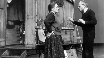 Intendant Manfred Wekwerth probt mit Gisela May Brechts "Mutter Courage" 1978 am Berliner Ensemble.