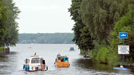 Da bekommt man schon vom Zusehen Urlaubsgefühle: Blick auf die Boote am Großen Müggelsee. Vielleicht wollen Sie ja hinterherpaddeln?