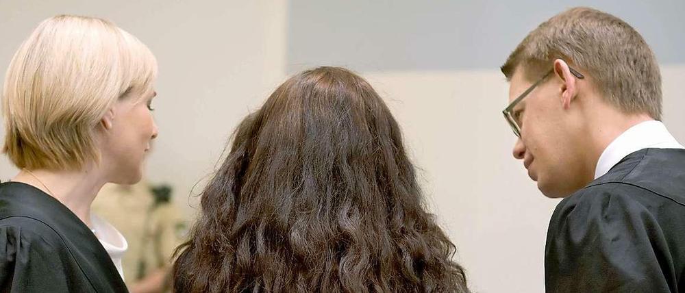 Das Vertrauen von Beate Zschäpe zu ihren Anwälten schein zurück. Zusammen hatten sie einen Befangenheitsantrag gegen die Richter gestellt.