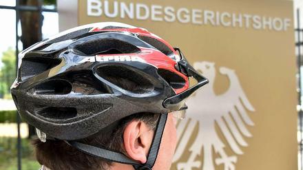 Der Bundesgerichtshof hat ein Urteil aufgehoben, nach dem eine Fahrradfahrerin für einen Unfall mit in Haftung genommen werden sollte, weil sie keinen Helm getragen hatte. Das Thema ist leidenschaftlich diskutiert worden. 