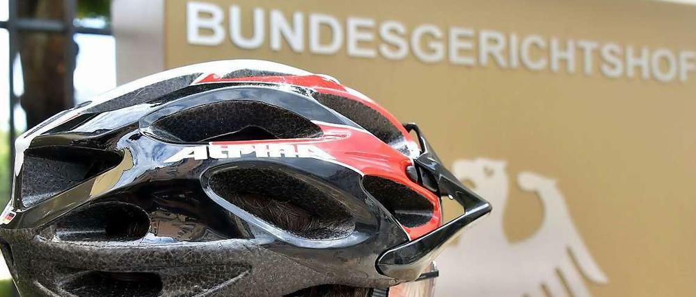 Der Bundesgerichtshof hat ein Urteil aufgehoben, nach dem eine Fahrradfahrerin für einen Unfall mit in Haftung genommen werden sollte, weil sie keinen Helm getragen hatte. Das Thema ist leidenschaftlich diskutiert worden.