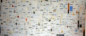 Das "Die", das "um", das "s": Fein säuberlich sortiert Schneider seine Wort- und Letternsammlung und klebt sie zu spruchreifen Collagen zusammen.