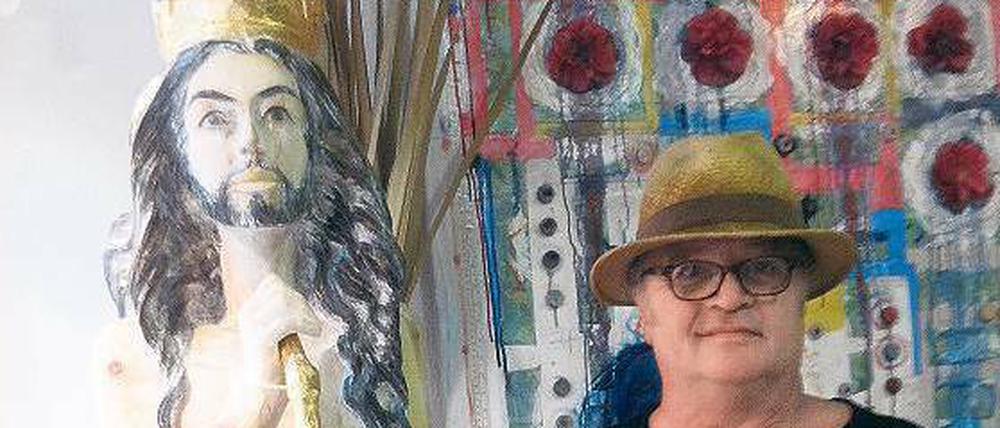 Gerhard Goder hat eine Statue von Conchita Wurst geschnitzt - aus Zirbenholz. Die schmückt nun sein Schaufenster in Schöneberg.