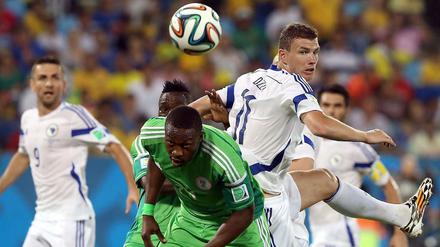 Viel Kampf und Krampf zwischen Nigeria und Bosnien (im Bild Shola Ameobi und Edin Dzeko, r.)