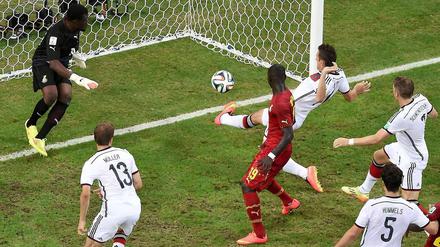Langes Bein. Gleich zieht Miroslav Klose mit Ronaldo in der ewigen WM-Torschützenliste gleich. 