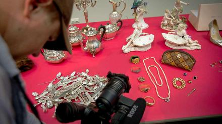 "Enkeltrick": Hamburger Polizei zeigt Beute von Betrügern.