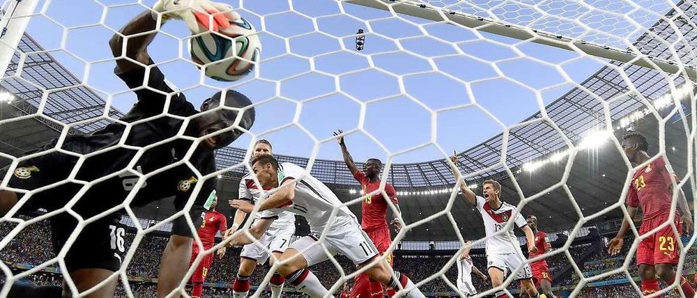 Deutschlands Miroslav Klose (l), Bastian Schweinsteiger und Thomas Müller (r) jubeln nach dem Klose-Treffer zum 2:2-Ausgleich im WM-Spiel der Gruppe G Deutschland gegen Ghana.