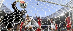 Deutschlands Miroslav Klose (l), Bastian Schweinsteiger und Thomas Müller (r) jubeln nach dem Klose-Treffer zum 2:2-Ausgleich im WM-Spiel der Gruppe G Deutschland gegen Ghana.