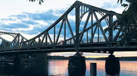 Übergang. Die Glienicker Brücke lag während der Teilung an der Schnittstelle von Ost und West – und wurde zum Agentenaustausch genutzt. 