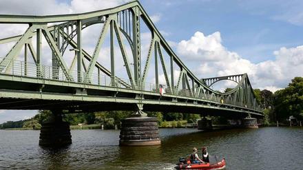 Die Glienicker Brücke verbindet Berlin und Potsdam. In vielen Filmen spielte sie eine Rolle, als Drehort oder als Quelle der Inspiration. 