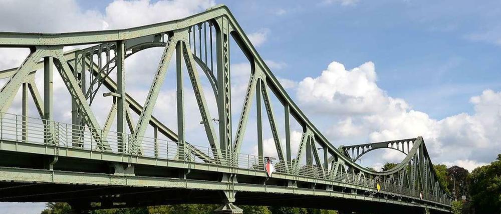 Die Glienicker Brücke verbindet Berlin und Potsdam. In vielen Filmen spielte sie eine Rolle, als Drehort oder als Quelle der Inspiration.