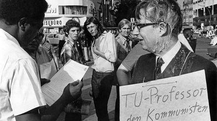 TU-Professor Folkmar Koenigs verteilt farbverschmiert 1973 Flugblätter der "Notgemeinschaft für eine freie Universität (NofU)". Kurz vorher war er von Studenten mit Farbe angegriffen worden.
