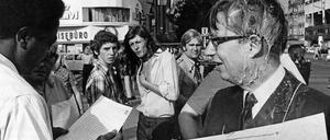 TU-Professor Folkmar Koenigs verteilt farbverschmiert 1973 Flugblätter der "Notgemeinschaft für eine freie Universität (NofU)". Kurz vorher war er von Studenten mit Farbe angegriffen worden.