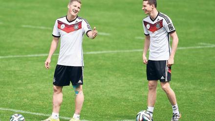 Ich bleib eh dabei, aber warum lachst du? Bastian Schweinsteiger (links) darf wohl trotz fraglicher Fitness mit zur WM fahren, Julian Draxler muss dagegen bangen.