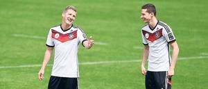 Ich bleib eh dabei, aber warum lachst du? Bastian Schweinsteiger (links) darf wohl trotz fraglicher Fitness mit zur WM fahren, Julian Draxler muss dagegen bangen.
