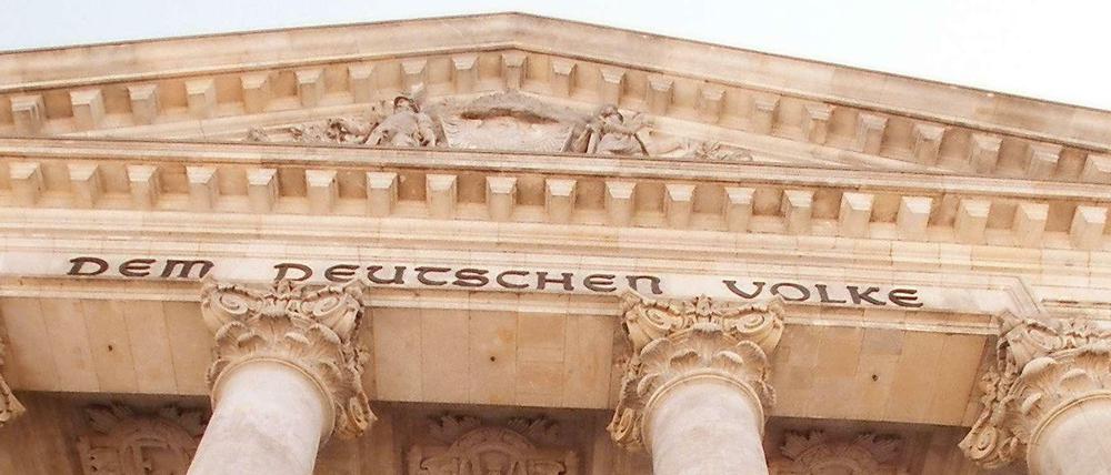 Zugang zum Arbeitsplatz womöglich bald nur noch mit dem richtigen Schlüssel - einer elektronischen Chipkarte. Auf dem Bild ist der damalige Bundestagspräsident Wolfgang Thierse zu sehen, wie er 1999 den symbolischen Schlüssel für den Reichstag erhielt.