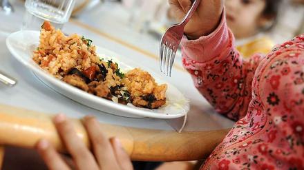 Essen, was auf den Tisch kommt. Das Mittagessen ist in vielen Kitas nicht ausgewogen. Zu diesem Schluss kommt eine aktuelle Studie der Bertelsmann-Stiftung. 