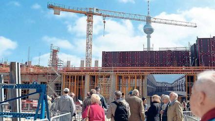 Andrang am Rohbau. So langsam nimmt das Humboldtforum Formen an. Am Sonntag gab’s Infos aus erster Hand. 
