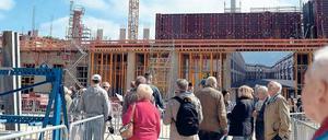 Andrang am Rohbau. So langsam nimmt das Humboldtforum Formen an. Am Sonntag gab’s Infos aus erster Hand. 